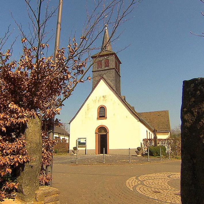 Katholische-Kirche-Maria-Rosenkranzkonigin-in-Auderath