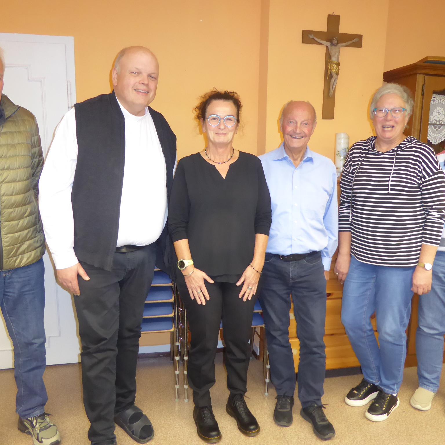 Der neu gewählte Vorstand der Ulmener St. Matthias-Pilgergemeinschaft wird erstmals von der Brudermeisterin Steffi Dreis-Moser (Bildmitte) geleitet.
