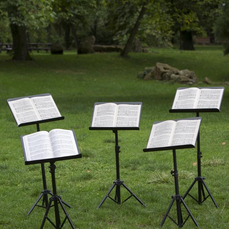 Notenständer mit Notenblätter ohne Personen